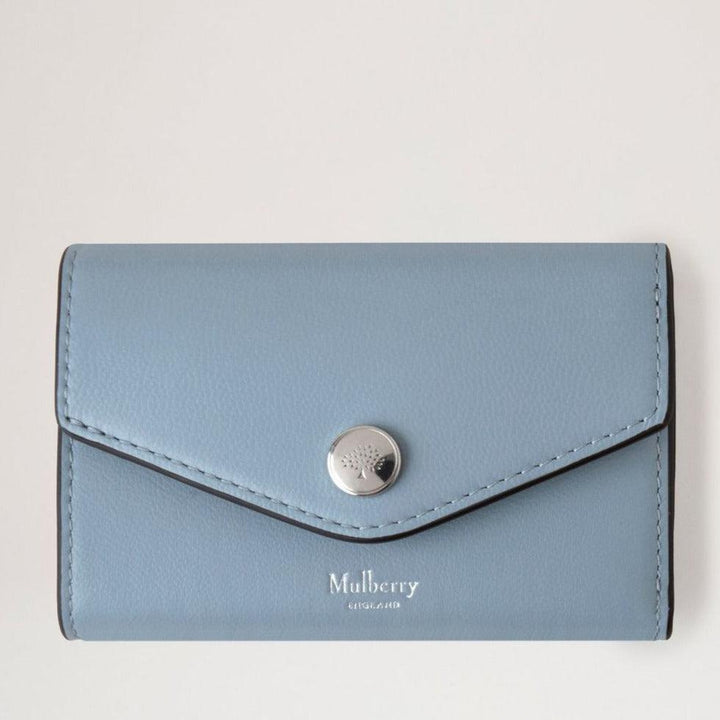 Mulberry Folded Multicard Wallet Poplin Blue viser en lyseblå læderpung med sølvtrykknap, Model RL7841587U804.