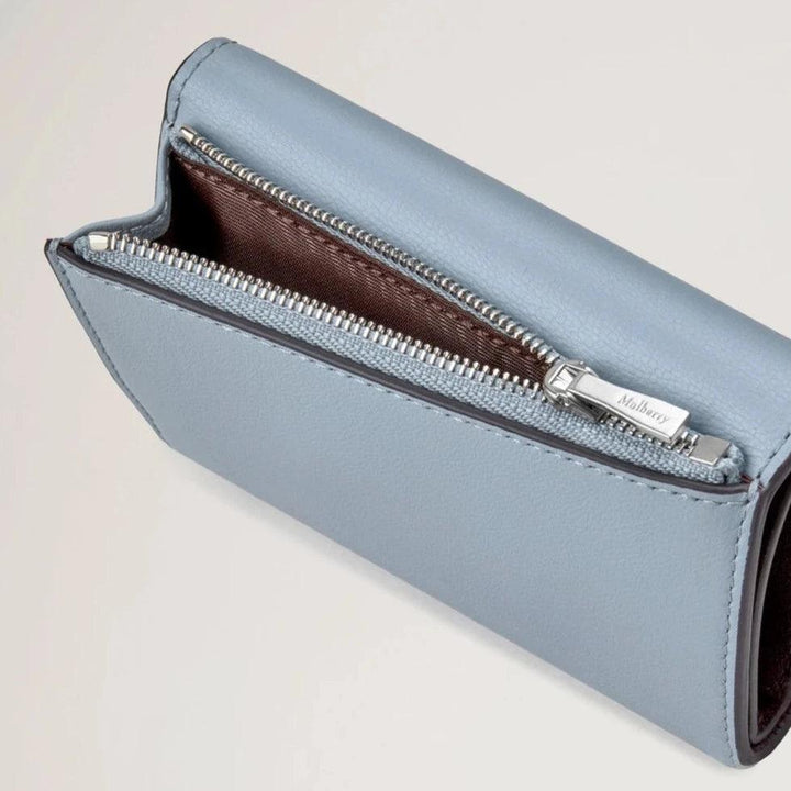 Mulberry Folded Multicard Wallet Poplin Blue viser nærbillede af blå læderpung med sølvfarvet lynlås. Model RL7841587U804.