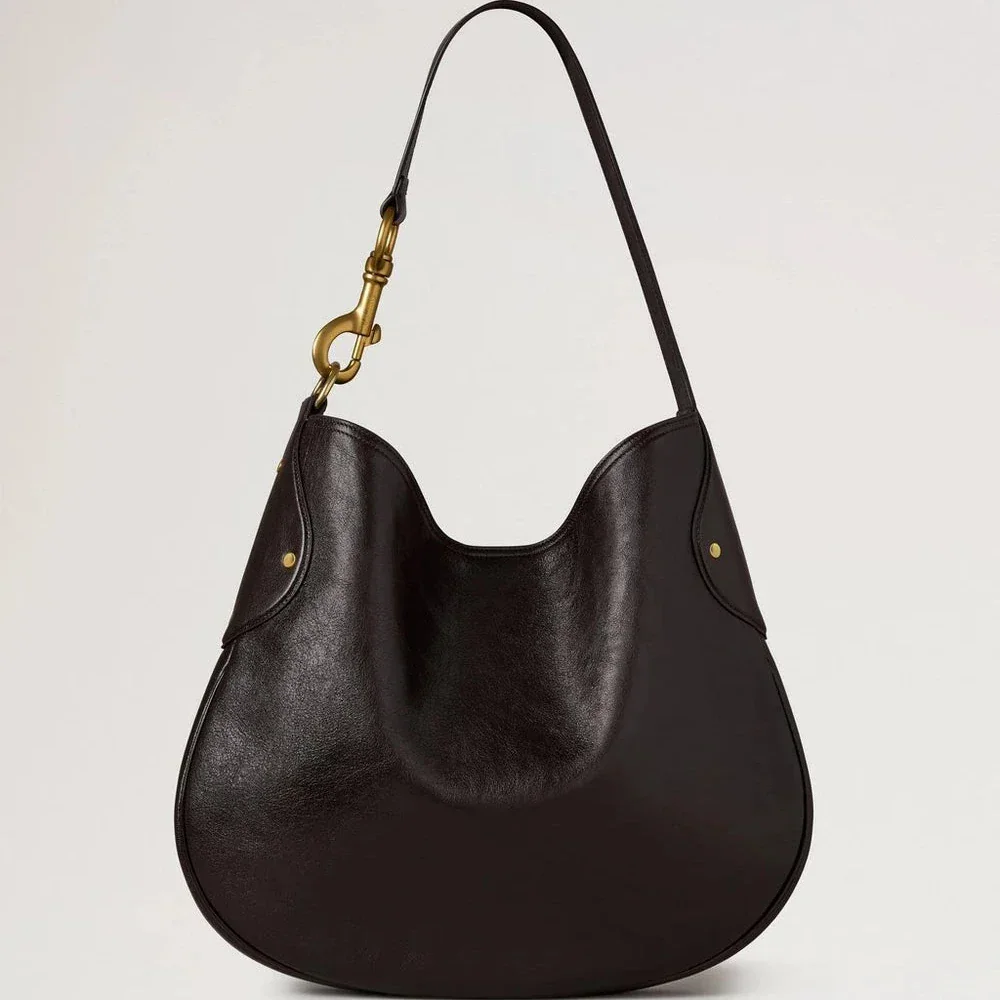 Mulberry Hackney Shoulder Bag Ebony Shiny Buffalo viser en elegant, mørk skuldertaske i glansfuldt læder med gyldne detaljer. Model hh9963726a110