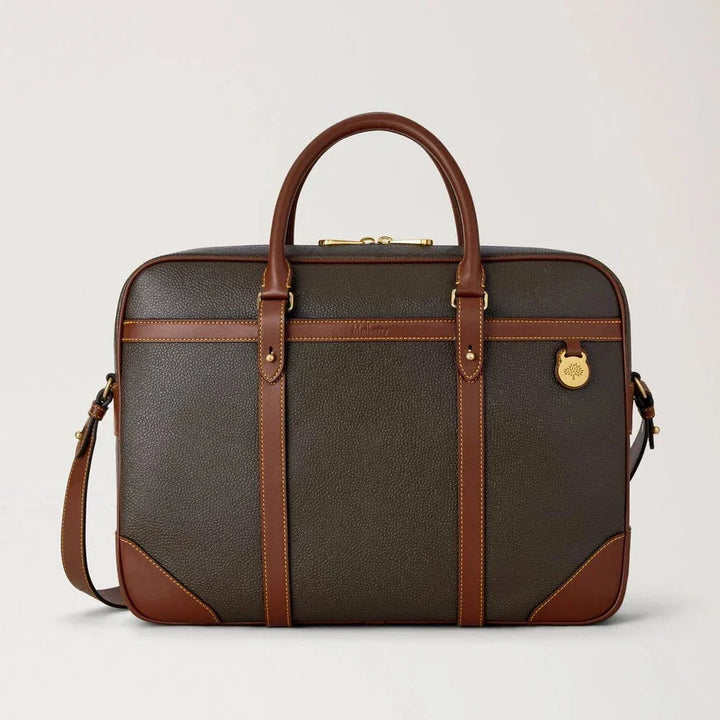 Mulberry Heritage Briefcase Scotchgrain Mole Cognac viser elegant brun computertaske i læder med gulddetaljer. Model HB5130127Q330.