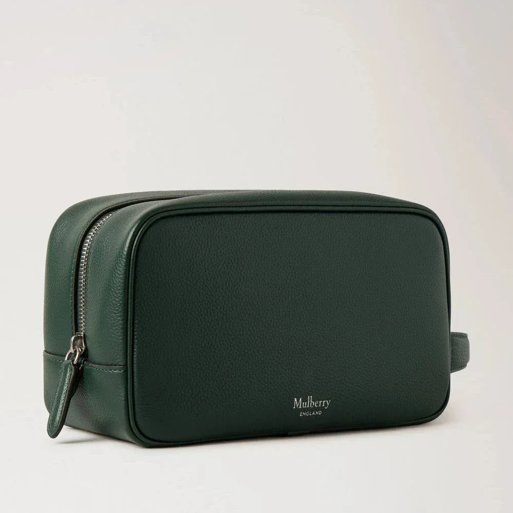 Mulberry Heritage Wash Case i mørkegrøn læder med lynlås, set fra siden. Model RL8176205Q633.