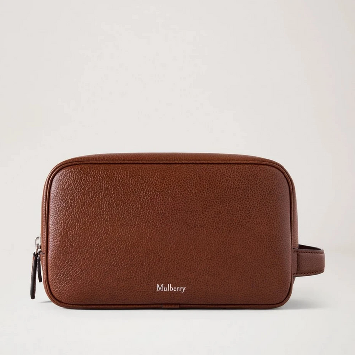 Mulberry Heritage Wash Case Two Tone Oak viser en brun toilettaske i glat læder med diskret logo, Model RL8911552G110.