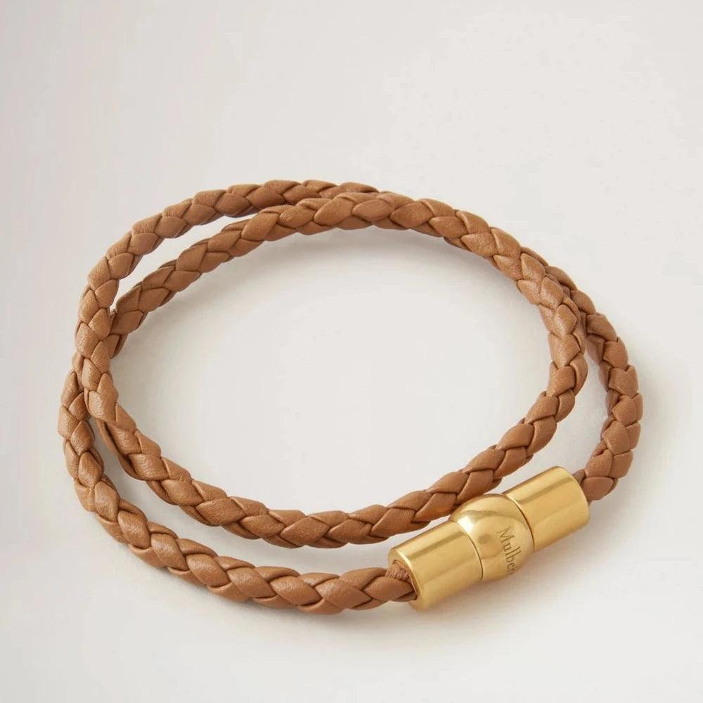 Mulberry Iris Unisex Woven Double Leather Bracelet teak med flettet læder og guld-lås. Model QB2384558F180-001