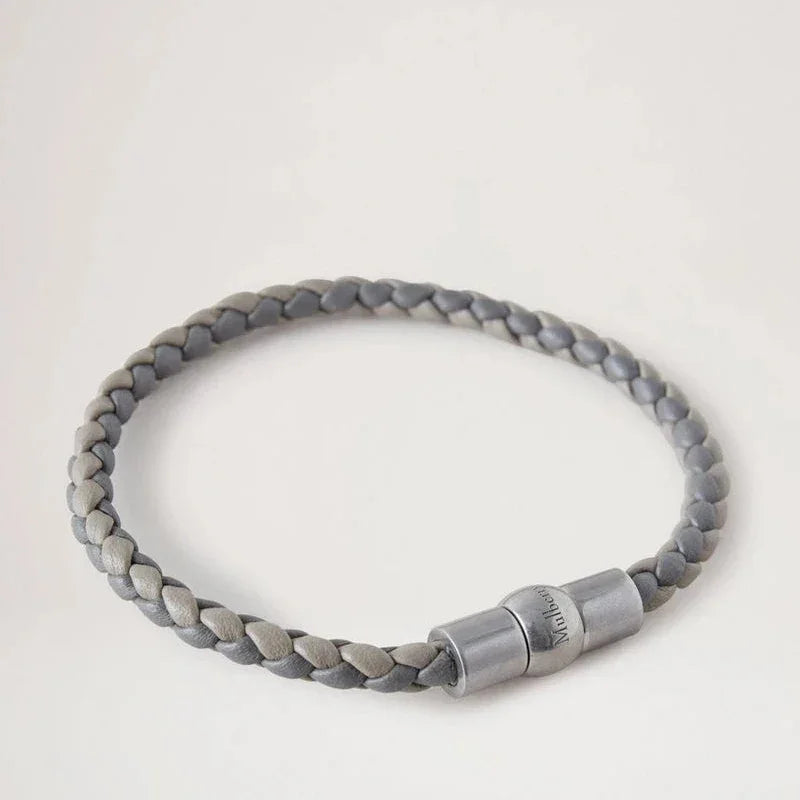 Mulberry Iris Unisex Woven Leather Bracelet viser et flettet læderarmbånd i grå nuancer, Model QB2375736C111.