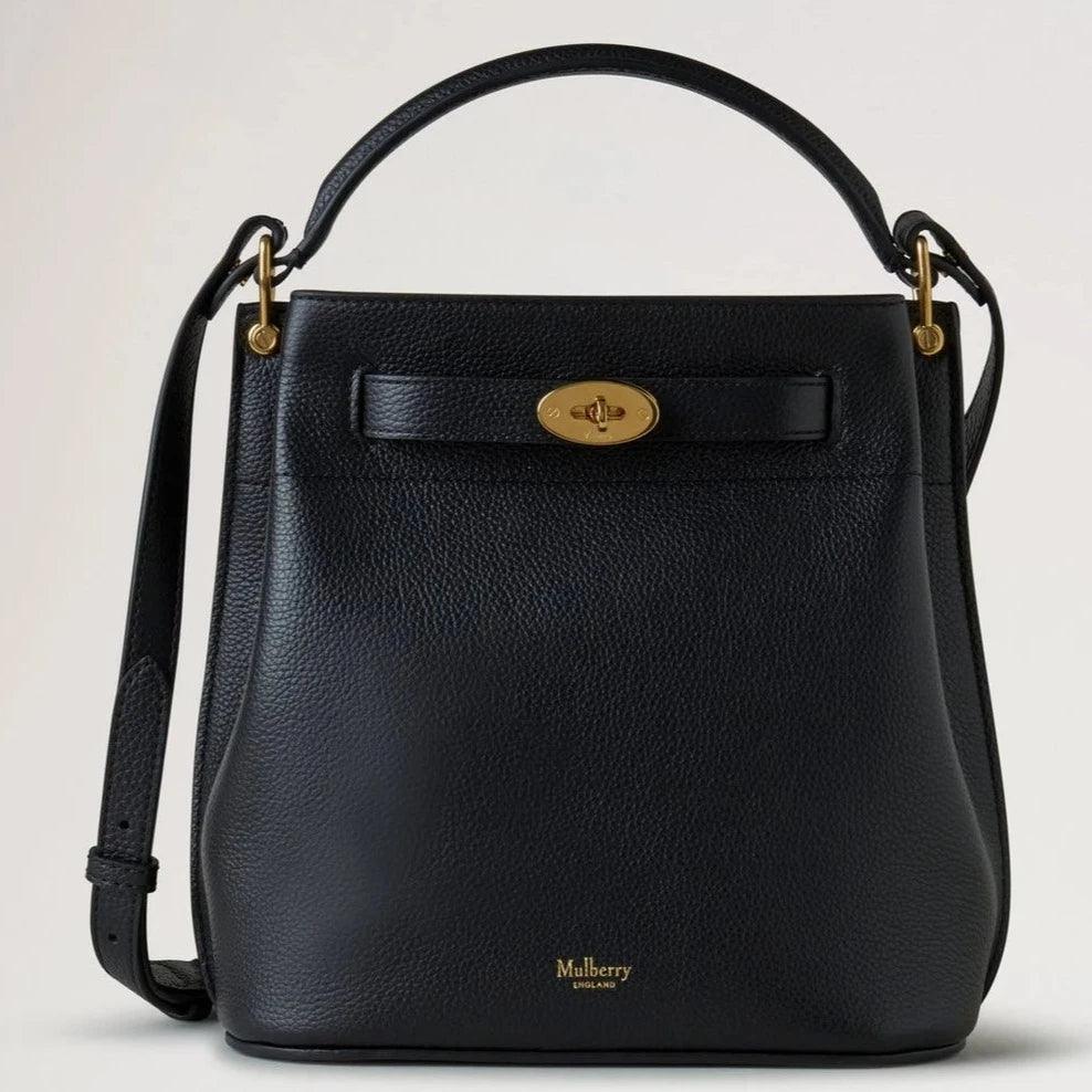 Mulberry Islington Bucket Small Classic Grain Black viser en elegant, sort lædertaske med guldspænde. Model HH9390205A100.