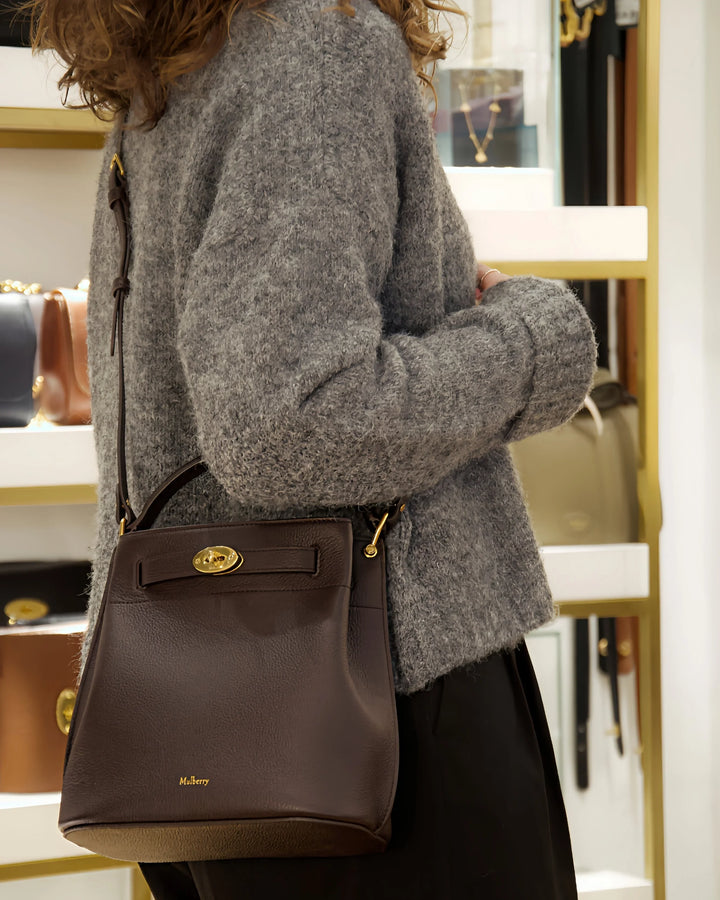 Mulberry Islington Bucket Small Classic Grain Ebony bæres af kvinde, brun lædertaske med guld detaljer. Model HH9390205A110