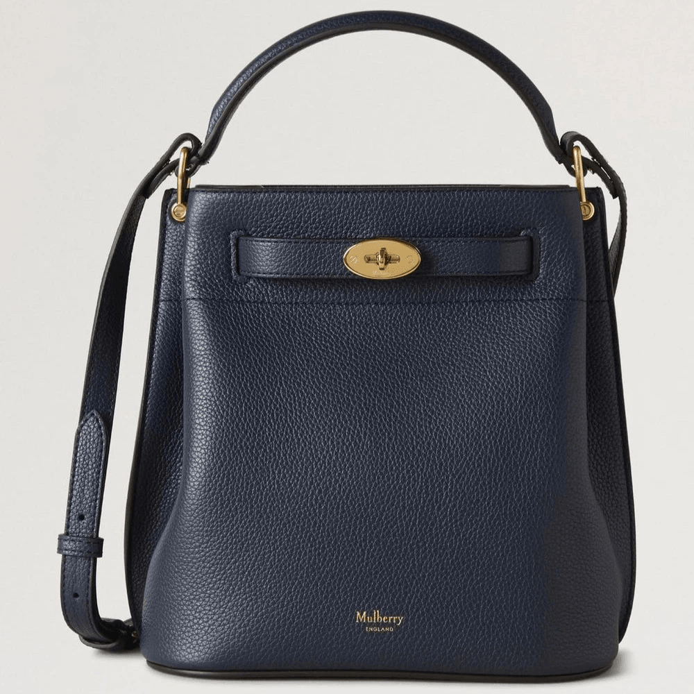 Mulberry Islington Bucket Small Classic Grain Night Sky viser en lille taske i mørkeblåt læder med guld hardware. Model hh9390205u888.