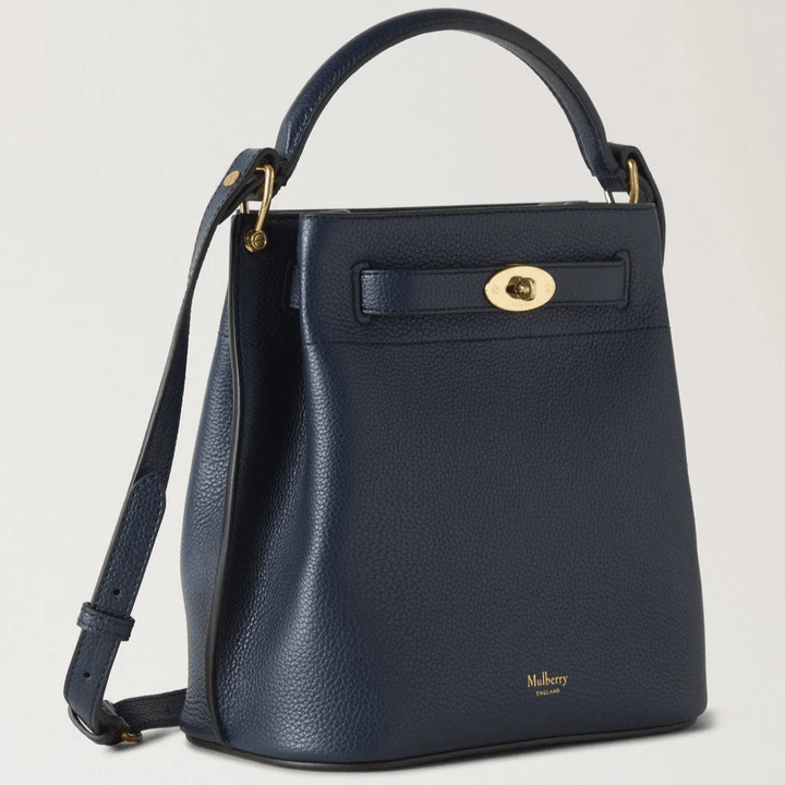 Mulberry Islington Bucket Small Classic Grain Night Sky viser en elegant mørkeblå lædertaske med gyldne detaljer. Model hh9390205u888.