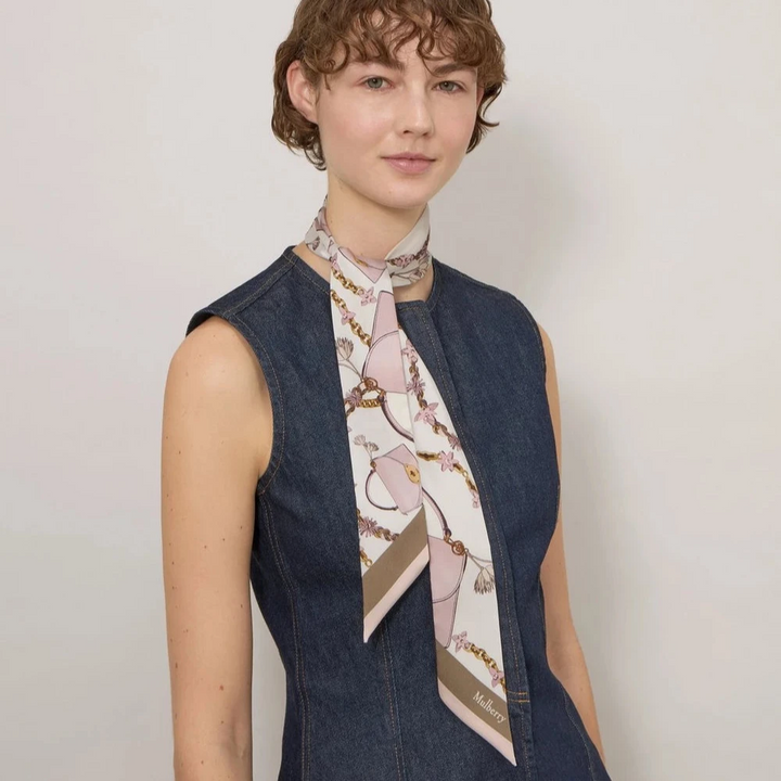 Mulberry Lana Bag and Chains Skinny Scarve Eggshell/Blossom Pink, elegant tørklæde i lyse nuancer stylet om halsen. Model VS4849115W569