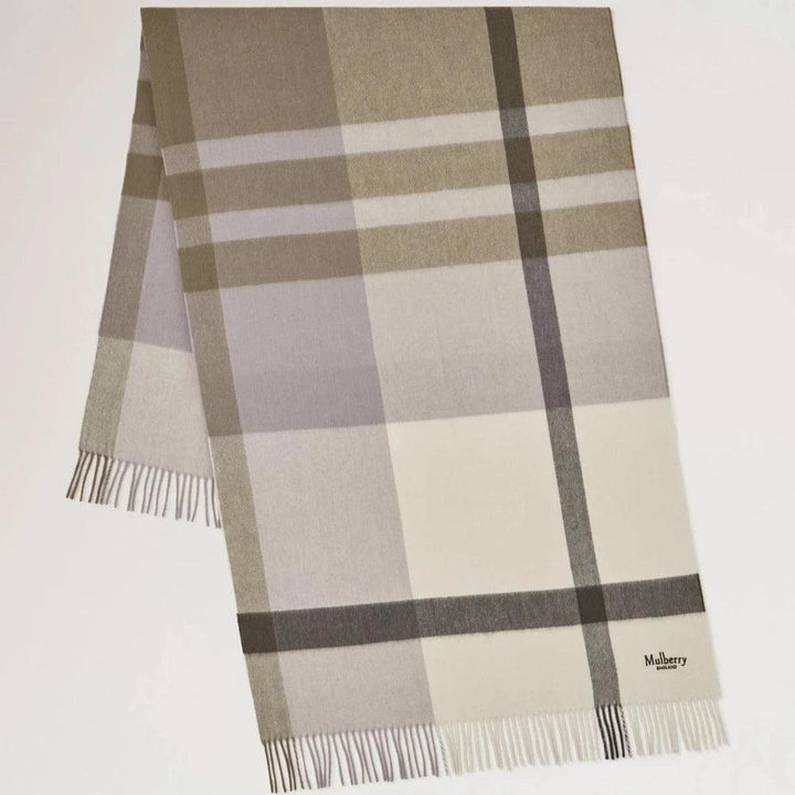 Mulberry Large Check Merino Wool Scarf Eggshel and Olive, ternet tørklæde i beige og oliven med frynser. Model vs4295889w563.