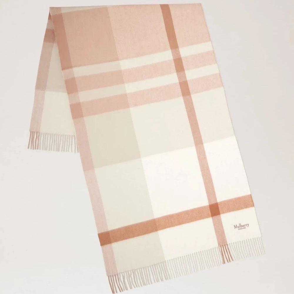 Mulberry Large Check Merino Wool Scarf vises udfoldet med ternet mønster i beige og hvid, Model VS4295889E640.