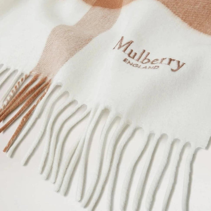 Mulberry Large Check Merino Wool Scarf viser lys beige og hvid ternet uld, frynser og broderet logo. Model VS4295889E640.