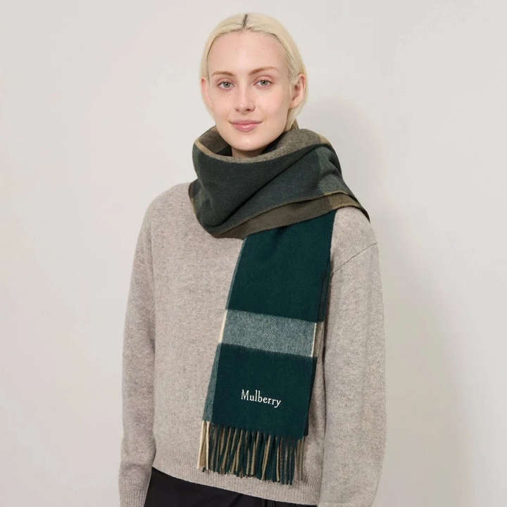 Mulberry Large Check Merino Wool Scarf, bæres af kvinde, ternet grøn og beige uld. Model VS4295889Q750