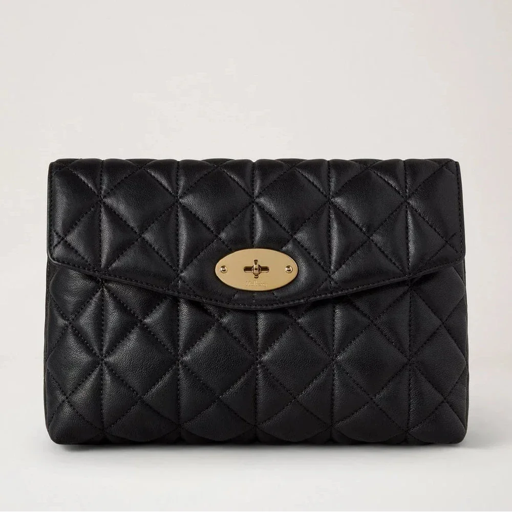 Mulberry Large Darley Cosmetic Pouch viser en sort quiltet kosmetikpung i læder med gulddetaljer. Model RL8897676A100