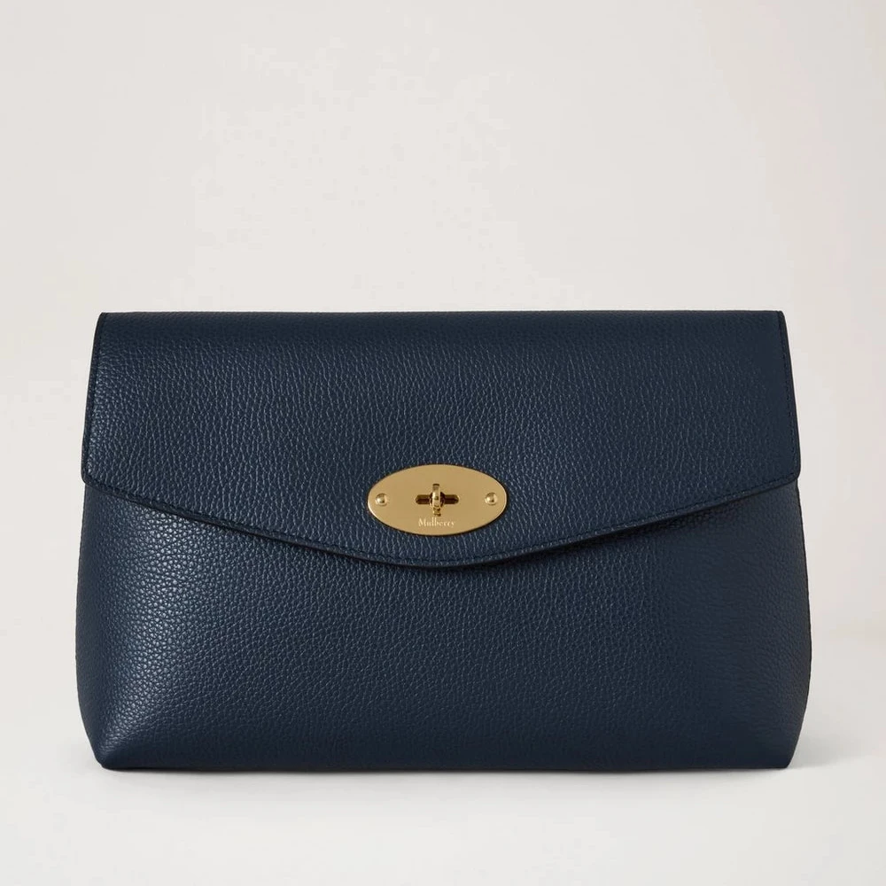Mulberry Large Darley Cosmetic Pouch Night Sky Small Classic Grain i mørkeblå læder med gyldent spænde. Model RL5078205U888