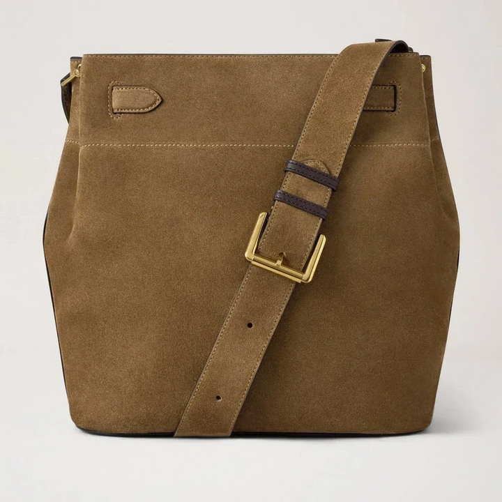Mulberry Large Islington Bucket Salcombe Sand Suede viser en lysebrun ruskinds skuldertaske i et enkelt studie. Model HH9883047P705.