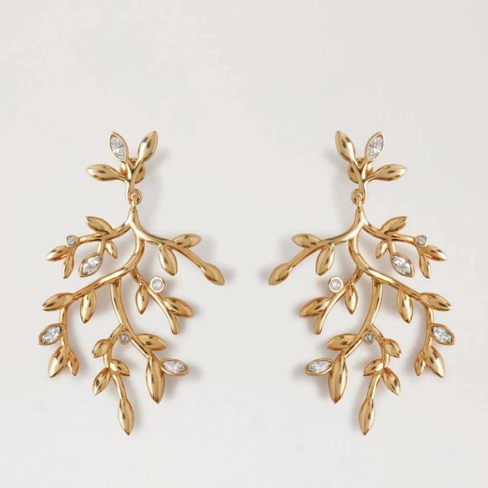 Mulberry Leaf Long Earrings i messing med bladformet design og små klare sten. Model qe2401000p140.