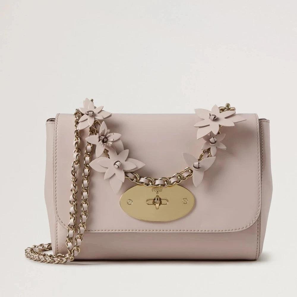 Mulberry Lily Blossom Pink Soft Patent and Flowers, crossbody taske i lyserød lak med guldkæde, Model HH9731710J002-1.