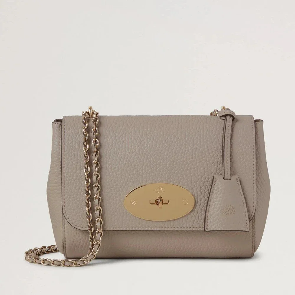 Mulberry Lily Cashmere Taupe Heavy Grain skuldertaske i taupe læder med gyldenkæde og frontspænde. Model HH6950736F924