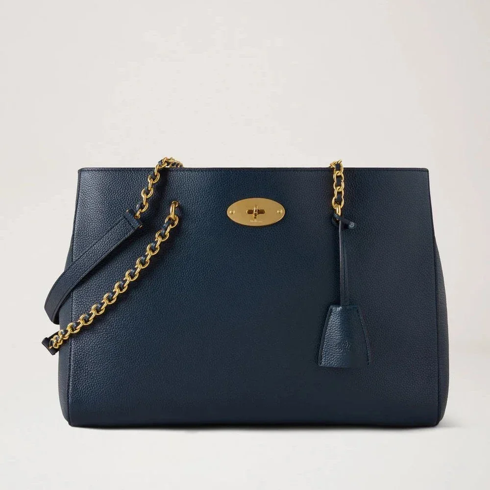Mulberry Lily Chain Tote Night Sky Small Classic Grain viser en mørkeblå lædertaske med guld kæderem, Model HH9576205U888.