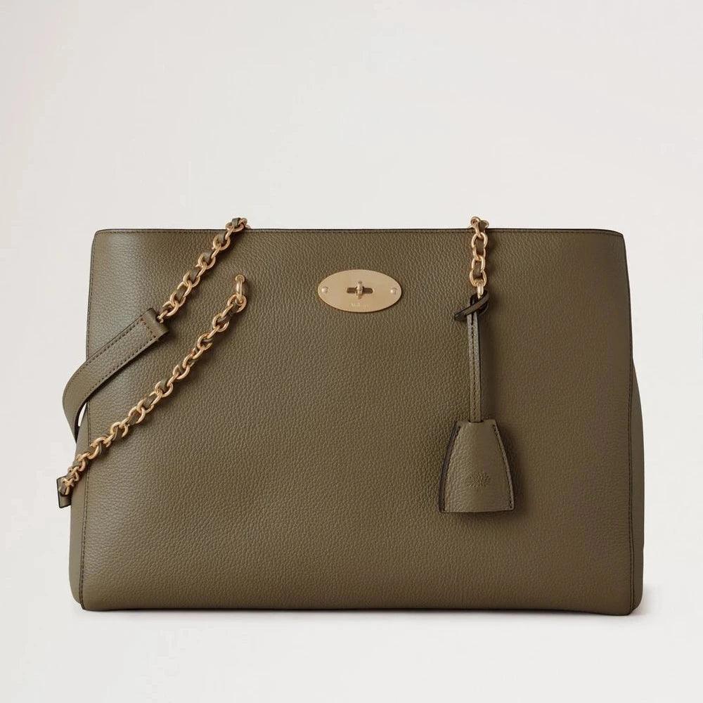 Mulberry Lily Chain Tote Small Classic Grain Linen Green ses forfra med guldfarvet kæderem og læderdetaljer. Model HH9576-205R563.