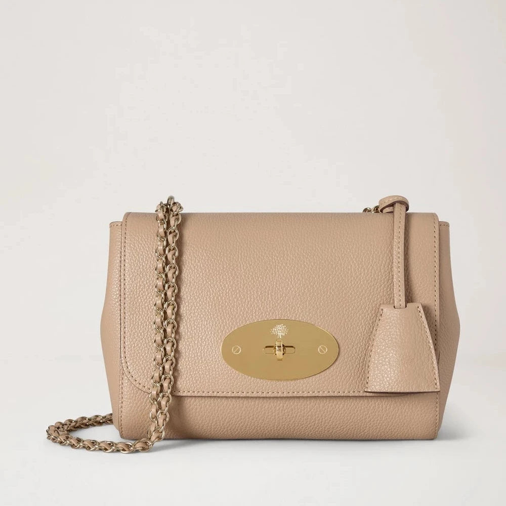 Mulberry Lily Crumpet Small Classic Grain viser en lys beige lædertaske med guld kæderem, Model HH3291205W577.