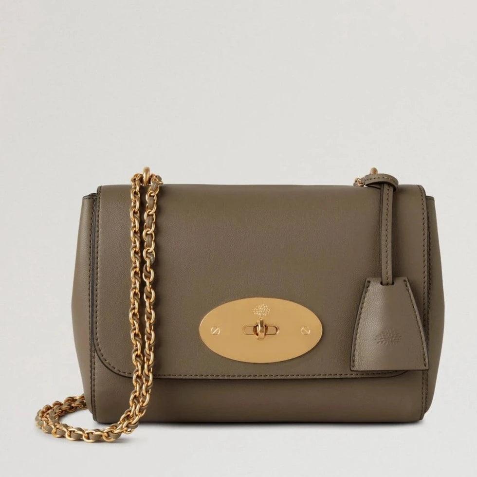 Mulberry Lily Micro Classic Grain Linen Green skuldertaske i grøn læder med guldkæde og lås, Model HH9179587R563.