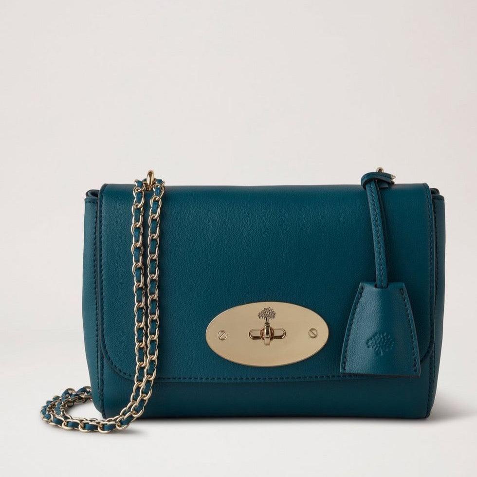 Mulberry Lily Micro Classic Grain Titanium Blue viser en lille, blå skuldertaske i læder med guldkæde. Model HH9179587T622