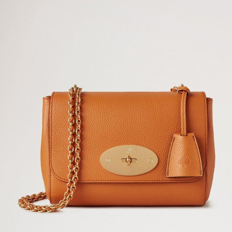 Mulberry Lily Small Classic Grain Sunset viser en lille skuldertaske i orange læder med guldkæde, Model HH3291205N691.