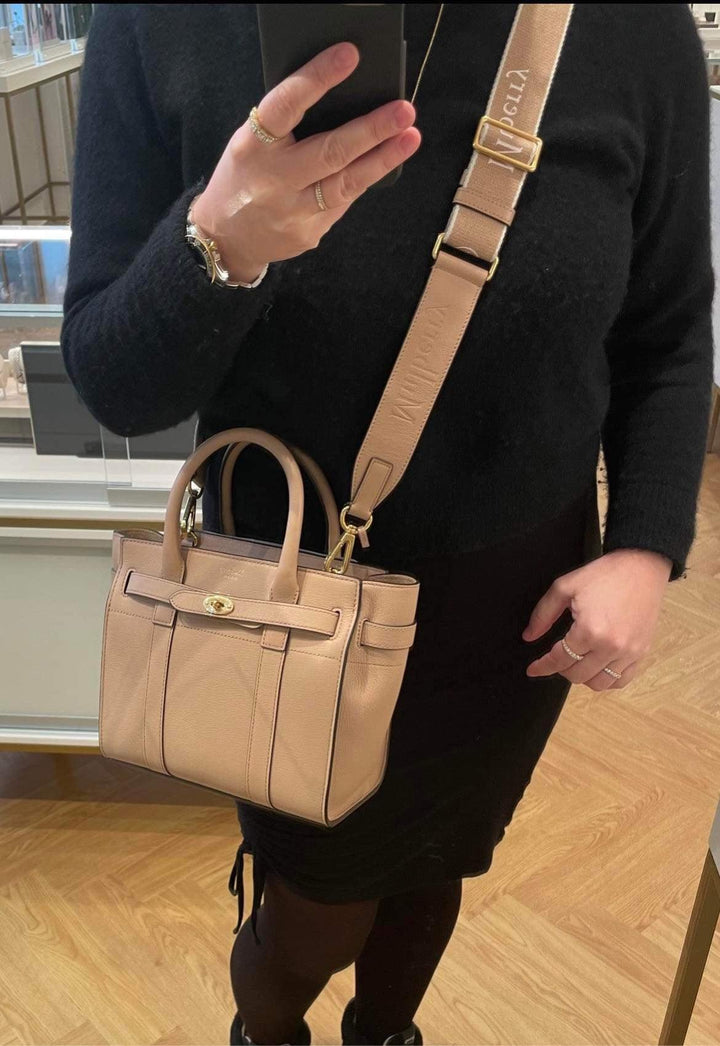 Mulberry-logo-webbing-strap-maple-rx0283000e631 bæret på skulderen, beige taske med brede logo-rem, Model rx0283000e631.