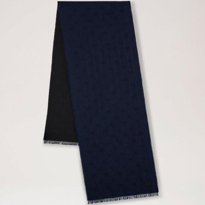 Mulberry Mens Scarf Tree Jacquard Midnight, mørkeblå herreskøf i uld med diskret mønster. Model VS4784/950U135