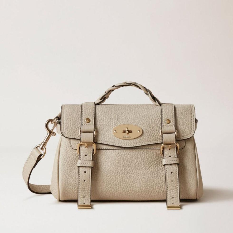 Mulberry Mini Alexa Chalk viser en lys beige lædertaske med flettet hank, guldspænder og justerbar rem. Model rl6595736w160