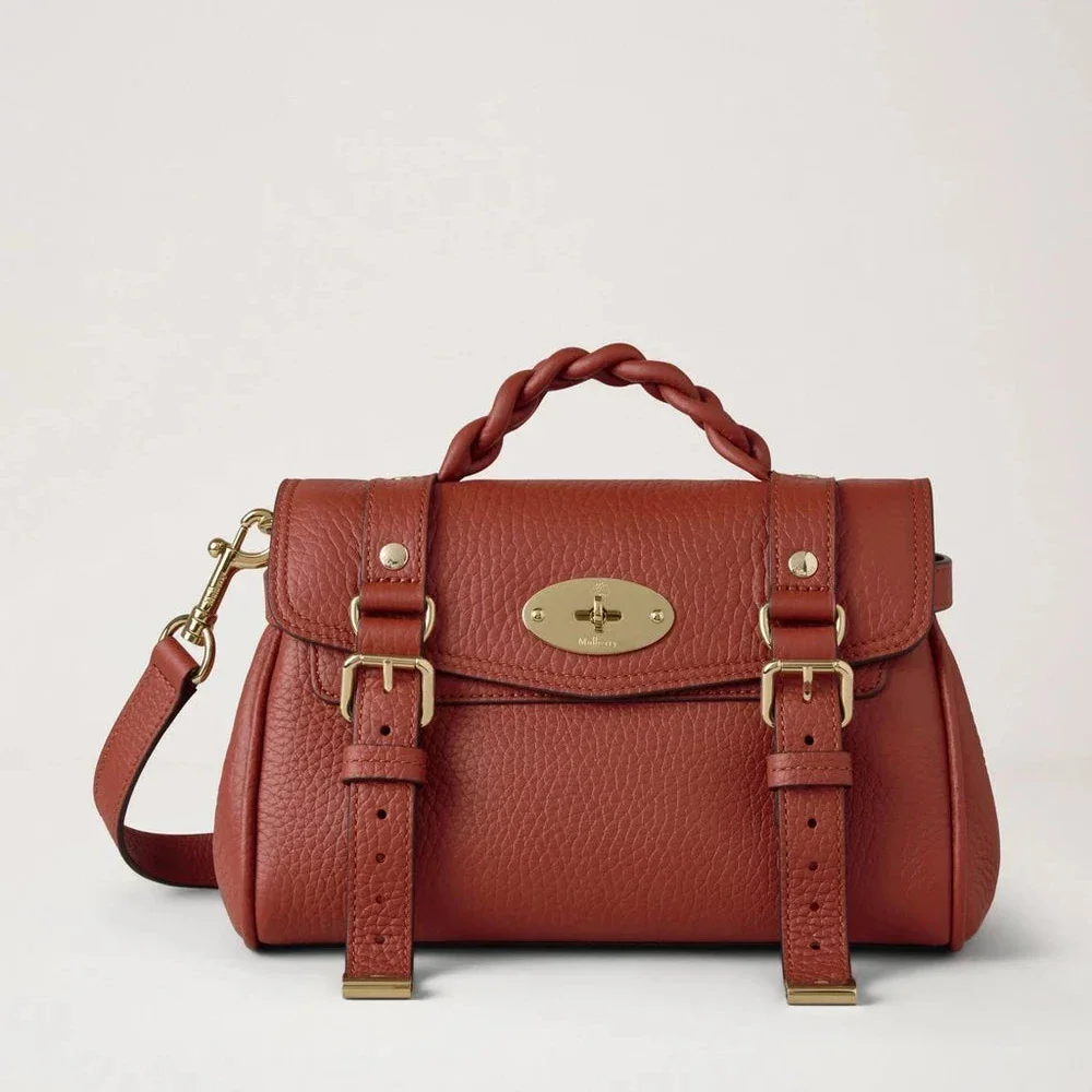Mulberry Mini Alexa Heavy Grain Rust viser en lille crossbody taske i rustrødt læder med fletdetalje, Model RL6595736L190.