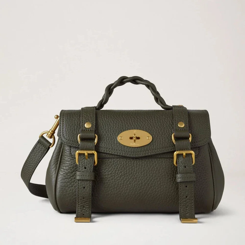 Mulberry Mini Alexa Juniper Green Heavy Grain viser en lille, grøn skindtaske med flettet hank og guldmetal detaljer. Model RL6595736Q749.