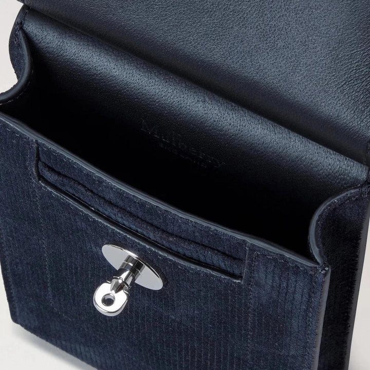Mulberry Mini Antony Pouch Corduroy Suede Night Sky vist tæt på, åben front i mørkeblå fløjl med sølvdetalje.