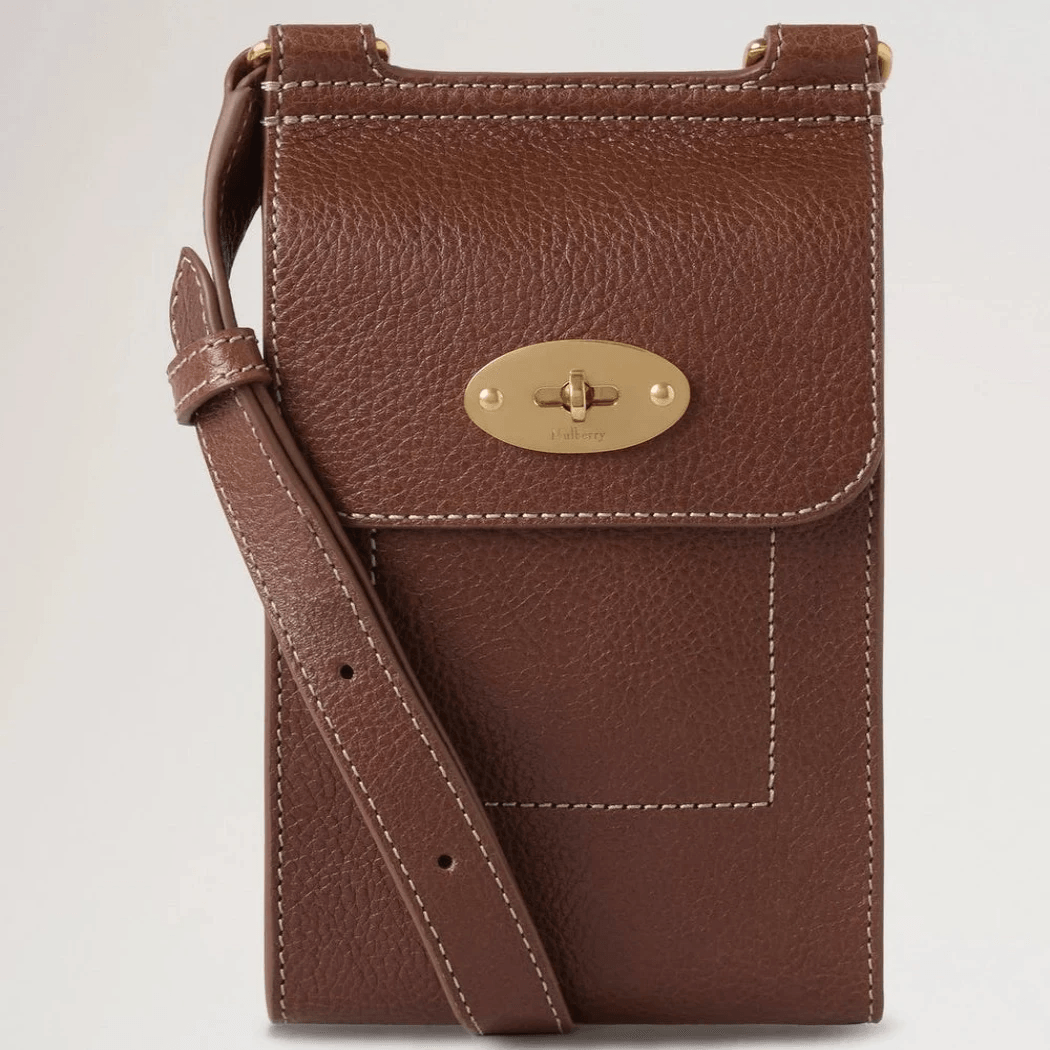 Mulberry Mini Antony Pouch i brunt læder med guldfarvet spænde og justerbar rem. Model RL8732181G110