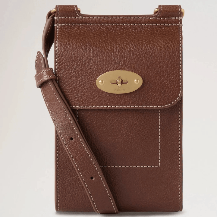 Mulberry Mini Antony Pouch i brunt læder med guldfarvet spænde og justerbar rem. Model RL8732181G110
