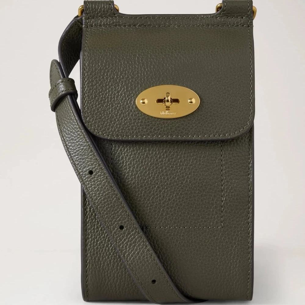 Mulberry Mini Antony Pouch Small Classic Grain Juniper Green, kompakt skuldertaske i kornet læder med guldfarvet spænde. Model RL6872205Q749