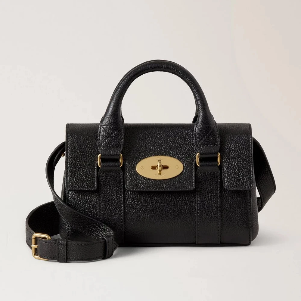 Mulberry Mini Heritage Bayswater Small Classic Grain Black viser en elegant sort håndtaske i præget læder med gyldent spænde. Model RL8928205A100.