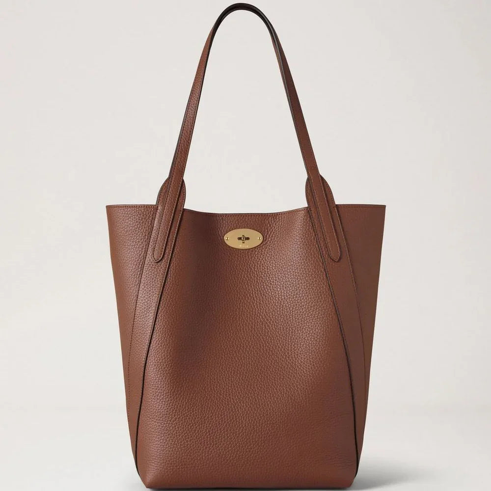 Mulberry North South Bayswater Heavy Grain Bright Oak viser en rummelig brun lædertaske med to hanke og gulddetalje. Model hh9104736g222.