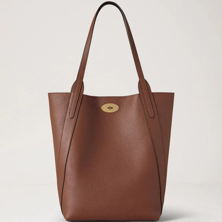 Mulberry North South Bayswater Heavy Grain Bright Oak viser en rummelig brun lædertaske med to hanke og gulddetalje. Model hh9104736g222.
