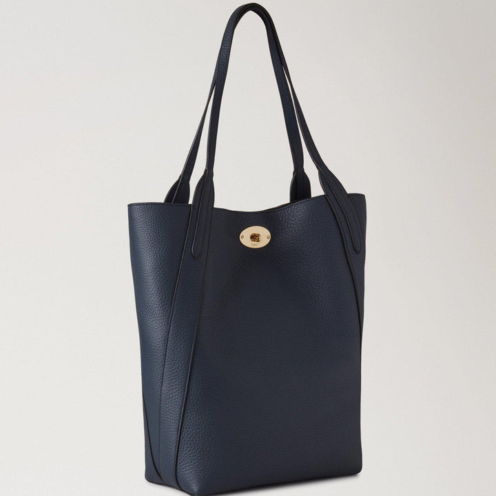 Mulberry North South Bayswater Night Sky viser en mørkeblå lædertaske med gyldent spænde. Model HH9104736U888.