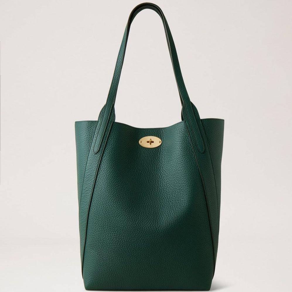 Mulberry North South Bayswater Tote i mørkegrønt læder med guldspænde, frontvisning. Model HH9104736Q633.