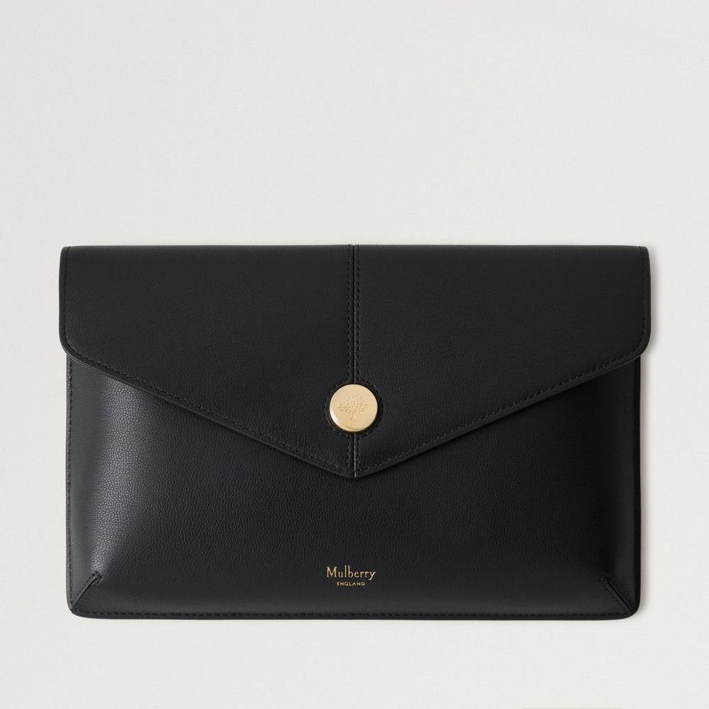 Mulberry Press Stud Envelope Pouch Black Micro Classic Grain viser en sort konvolut-læderpung med guldfarvet knop på fronten. Model RL8707587A100.