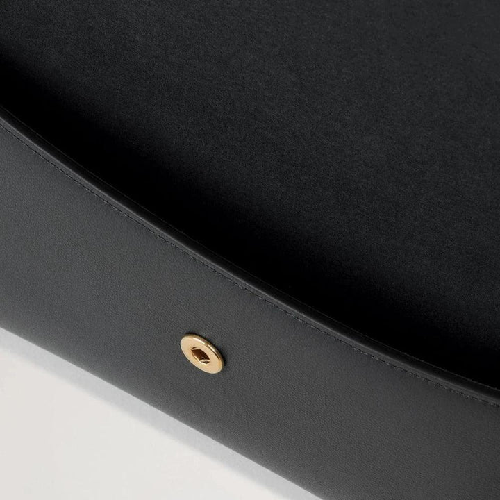 Mulberry Press Stud Envelope Pouch Black Micro Classic Grain detalje af sort læder og guldknap
