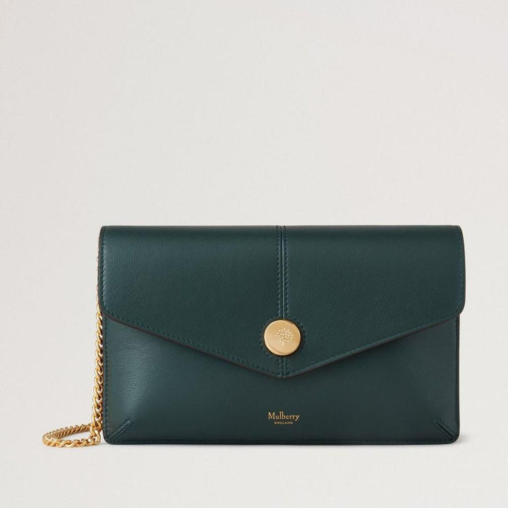 Mulberry Press Stud Pochette On Chain i grøn skind med guld-kæderem, set forfra. Model RL8708587Q633