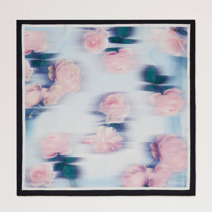 Mulberry Rose and Blue Border Square Scarf med lyserøde roser og blå baggrund, silke, Model VS4804032U804