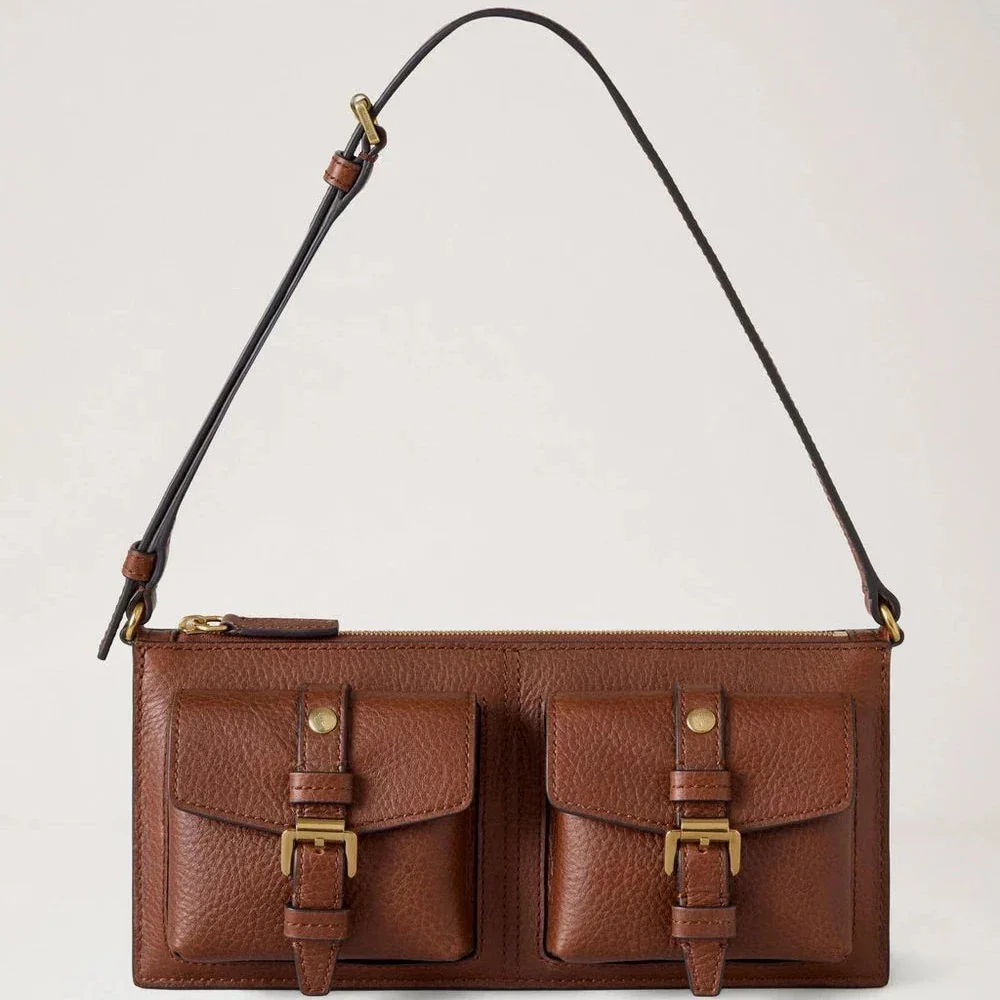 Mulberry Roxanne Mini Shoulder Bag Heritage NVT Oak viser en brun skuldertaske i læder med to frontlommer og guldspænder. Model RL8902730G110.