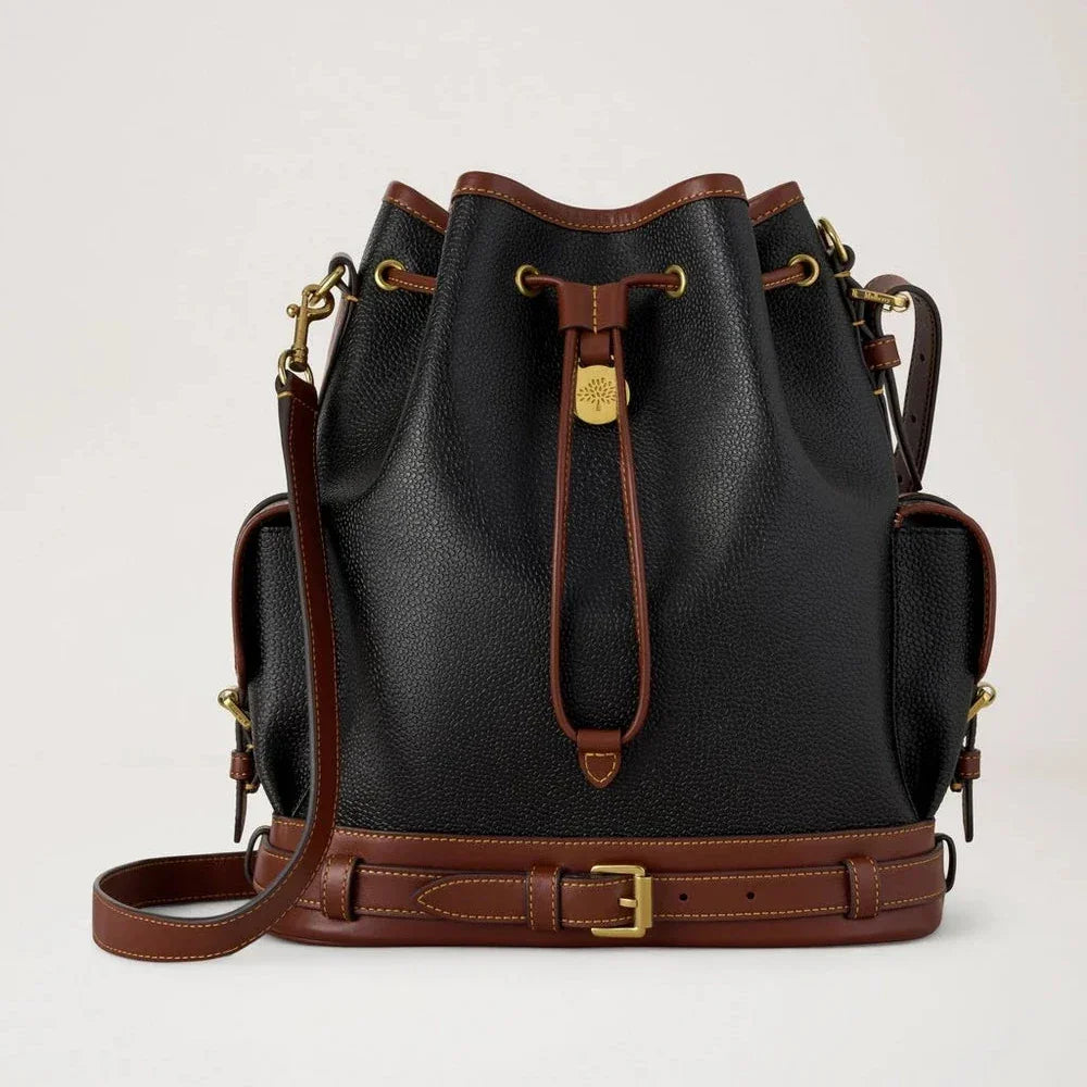 Mulberry Scotchgrain Bucket Black and Cognac vises her med struktureret sort skind, cognacfarvede detaljer og gyldne spænder. Model HH0016127A340