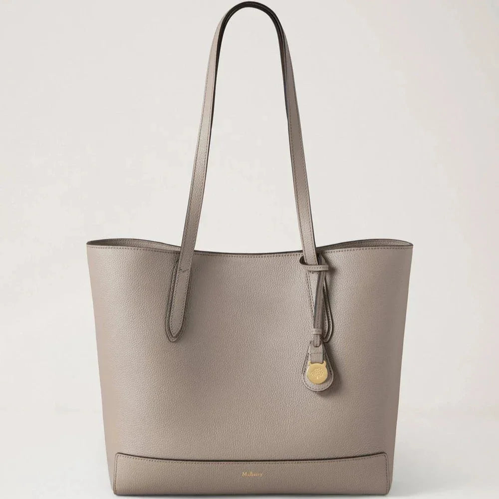 Mulberry Shopper Cashmere Taupe Small Classic Grain viser en taupefarvet lædertaske med lange hanke. Model HH9833205F924.